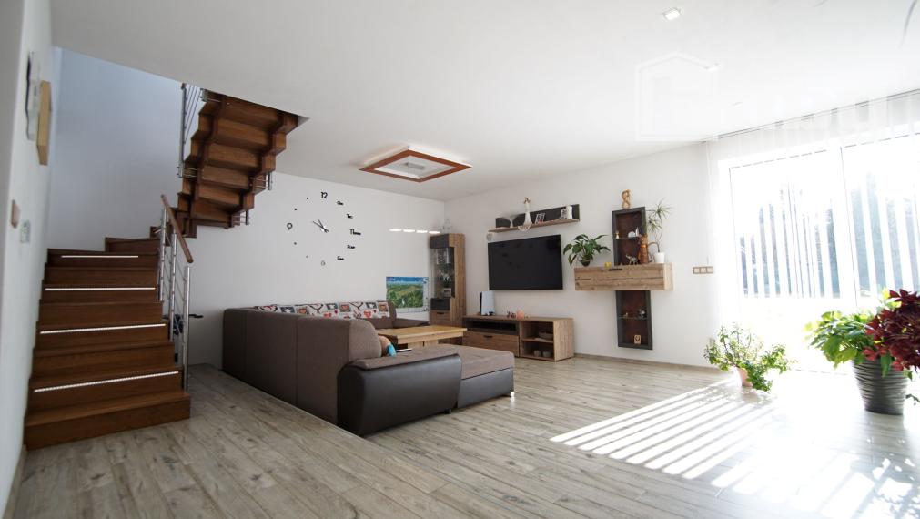 Poschodový 5 izbový rodinný dom na predaj, pozemok 1039 m2, obec Blatnica, okres Martin.