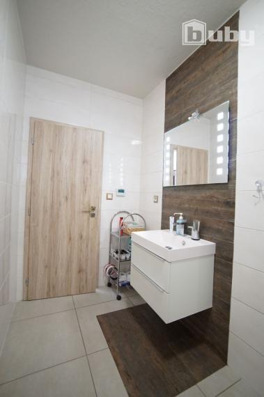 Poschodový 5 izbový rodinný dom na predaj, pozemok 1039 m2, obec Blatnica, okres Martin.