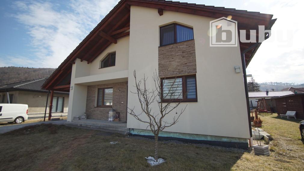 Na predaj poschodový 5 izbový rodinný dom, pozemok 1039 m2, obec Blatnica, okres Martin.