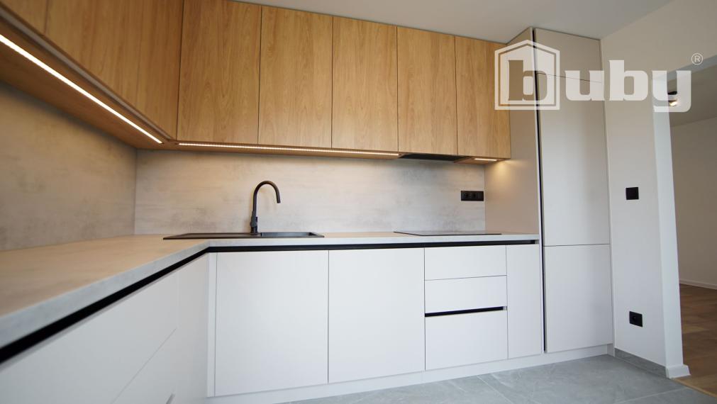 Veľkometrážny zrekonštruovaný 3-izbový byt (85 m²) na predaj.