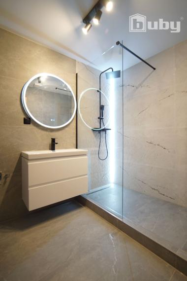 Veľkometrážny zrekonštruovaný 3-izbový byt (85 m²) na predaj.