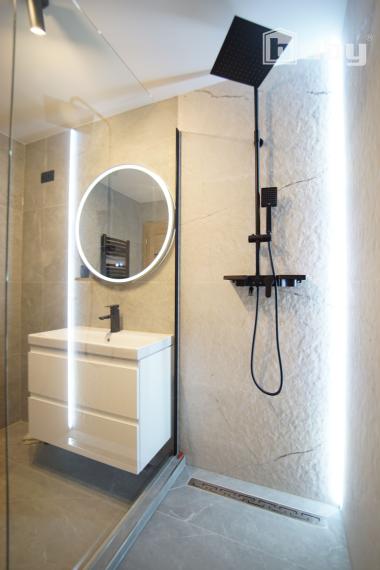 Veľkometrážny zrekonštruovaný 3-izbový byt (85 m²) na predaj.