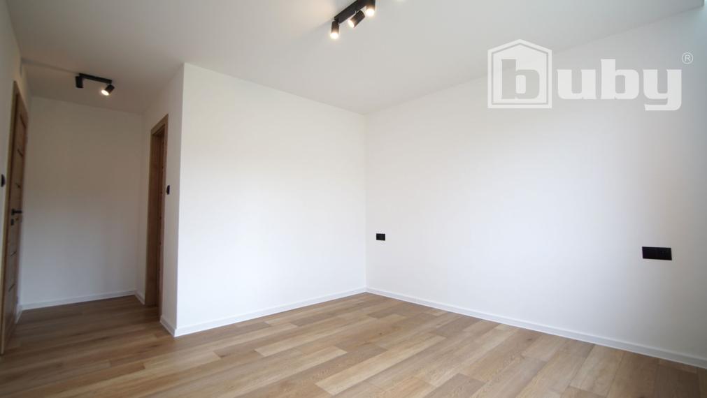 Veľkometrážny zrekonštruovaný 3-izbový byt (85 m²) na predaj.