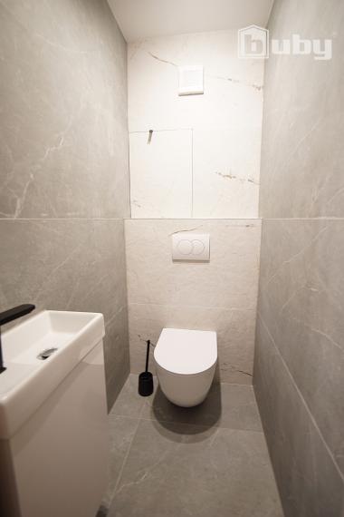 Veľkometrážny zrekonštruovaný 3-izbový byt (85 m²) na predaj.