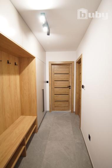 Veľkometrážny zrekonštruovaný 3-izbový byt (85 m²) na predaj.