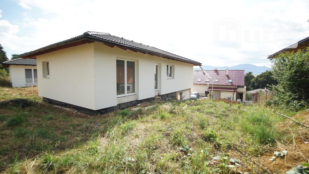Novostavba, rodinný dom s garážou na predaj, Turčiansky Peter.