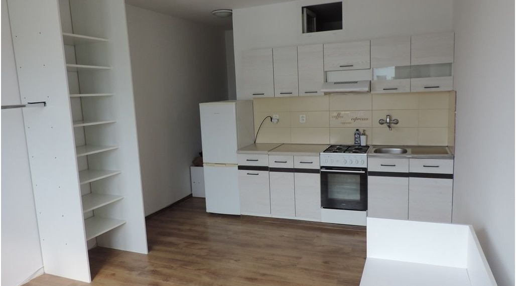 PREDAJ ÚTULNÁ GARSÓNKA LÁNSKA, POVAŽSKÁ BYSTRICA