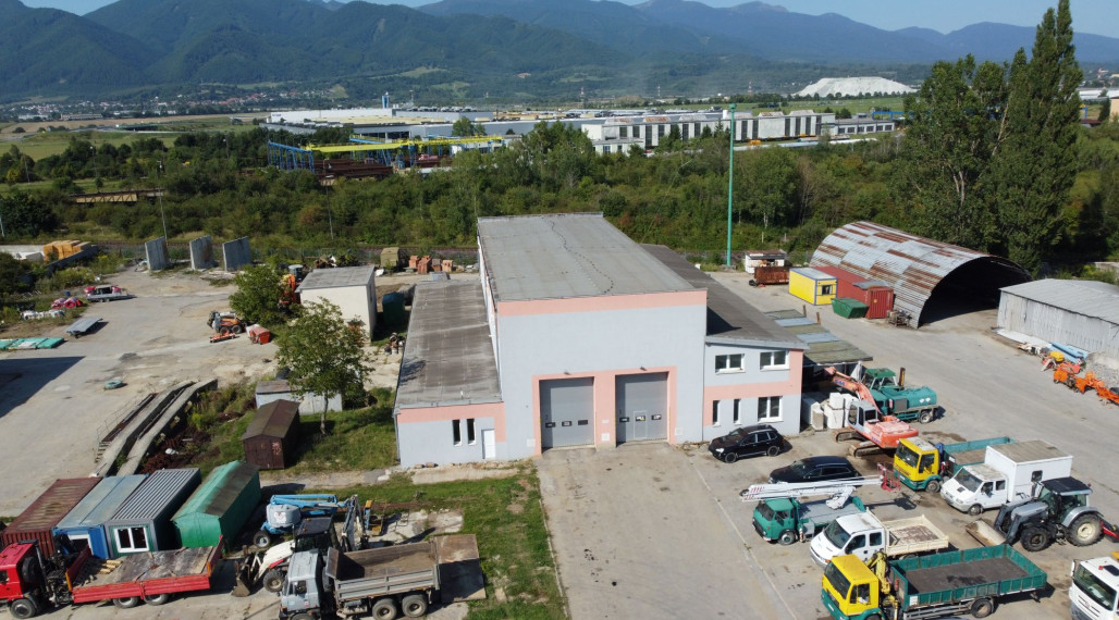 Komerčné priestory - priemyselná hala s výrobno-opravárenskou dielňou, v priemyselnej časti Martin - Košúty, na prenájom.