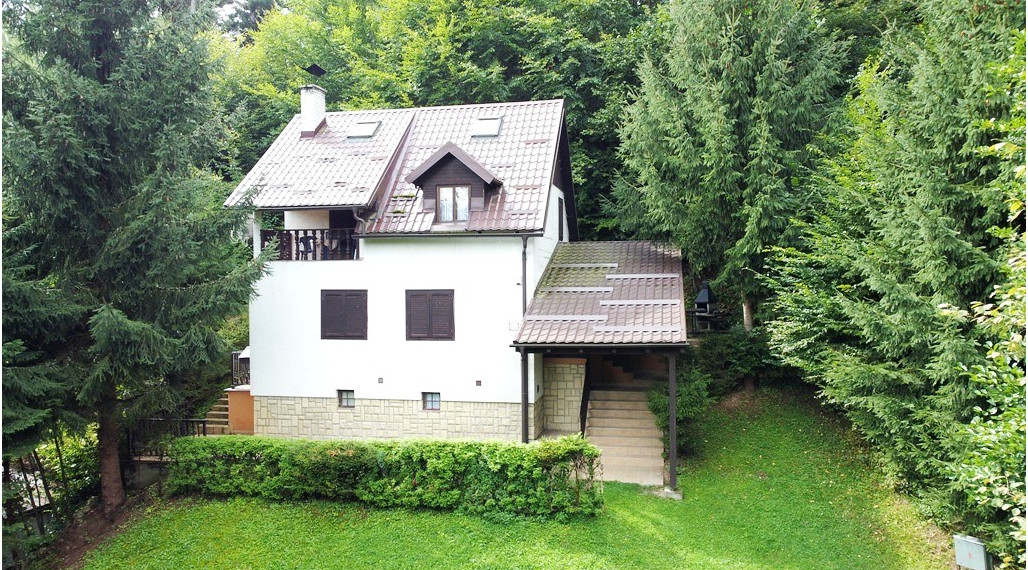 Murovaná chata na predaj, Martin - Stráne, 6 izieb, vlastný pozemok 500m2.