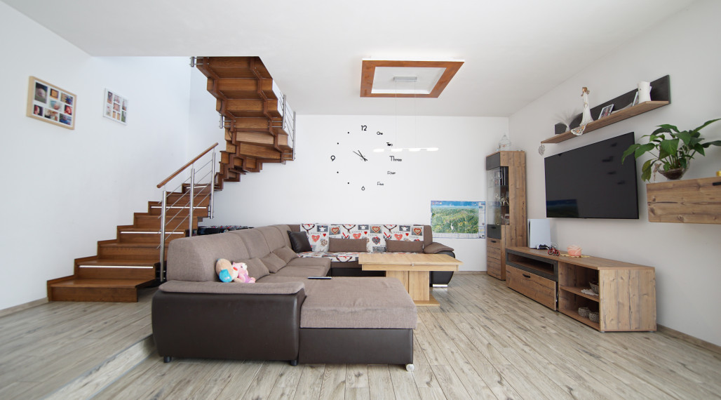 Poschodový 5 izbový rodinný dom na predaj, pozemok 1039 m2, obec Blatnica, okres Martin.