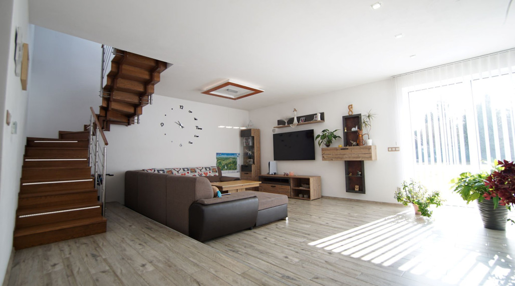 Na predaj poschodový 5 izbový rodinný dom, pozemok 1039 m2, obec Blatnica, okres Martin.