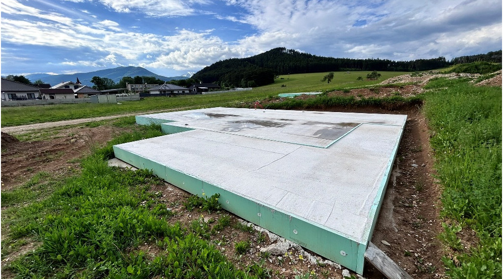 Rozostavaný rodinný dom - platňa na predaj, obec Slovany, okres Martin.