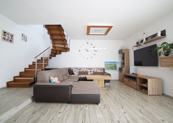 Poschodový 5 izbový rodinný dom na predaj, pozemok 1039 m2, obec Blatnica, okres Martin.