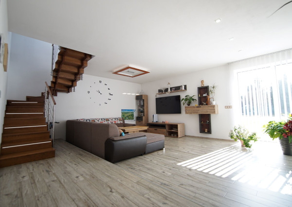 Na predaj poschodový 5 izbový rodinný dom, pozemok 1039 m2, obec Blatnica, okres Martin.