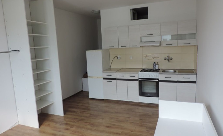PREDAJ ÚTULNÁ GARSÓNKA LÁNSKA, POVAŽSKÁ BYSTRICA, ZĽAVA !