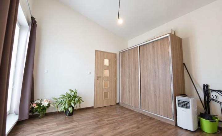 Na predaj 2 izbový byt s dvoma terasami a parkovaním, Nový Martin. - fotografia 10