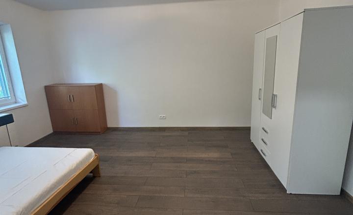 PRENÁJOM-MODERNÝ,ZARIADENÝ 2 IZB.BYT,ul.MIEROVÁ POV.BYSTRICA - fotografia 3