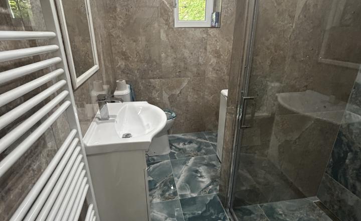 PRENÁJOM-MODERNÝ,ZARIADENÝ 2 IZB.BYT,ul.MIEROVÁ POV.BYSTRICA - fotografia 9