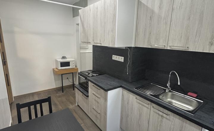PRENÁJOM-MODERNÝ,ZARIADENÝ 2 IZB.BYT,ul.MIEROVÁ POV.BYSTRICA - fotografia 14