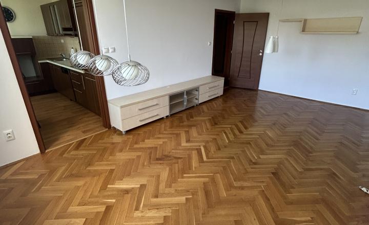 PREDAJ-TOP 3 IZBOVÝ BYT S 2 BALKÓNMI,STRED,POVAŽSKÁ BYSTRICA - fotografia 1