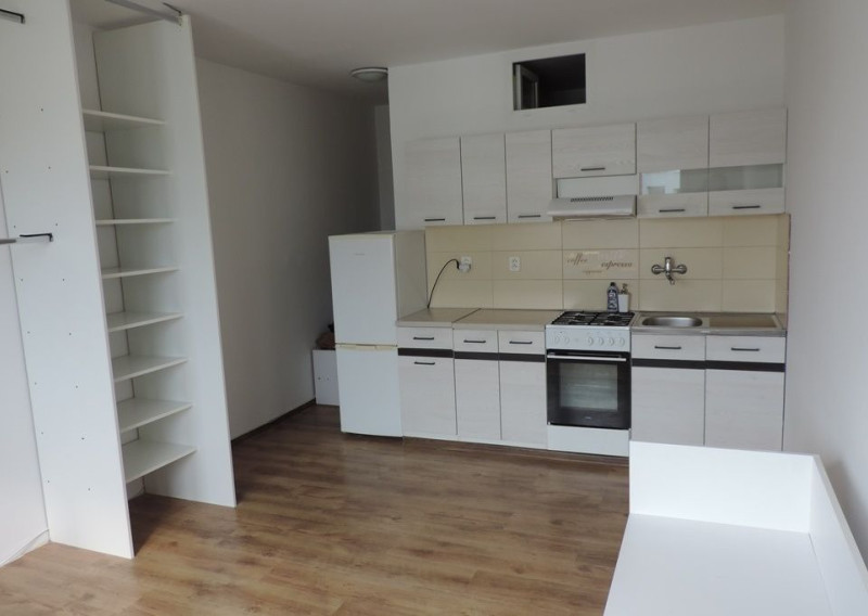 PREDAJ ÚTULNÁ GARSÓNKA LÁNSKA, POVAŽSKÁ BYSTRICA, ZĽAVA !